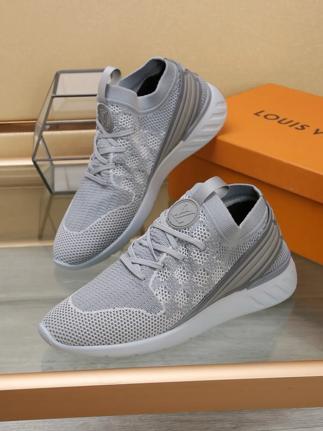 Men's shoes 💰P420💰"LOUI* VUITTO*" latest popular men's casual shoes ✔️This model is made of the original breathable fly woven fabric. The real thing is super shiny⚡️ Fashionable and versatile. The toe last shape is firm and full. The soles are LV original molds and can be put in and out at will. It is light and comfortable for the foot~Purely handmade, details determine the quality! Size:38-44